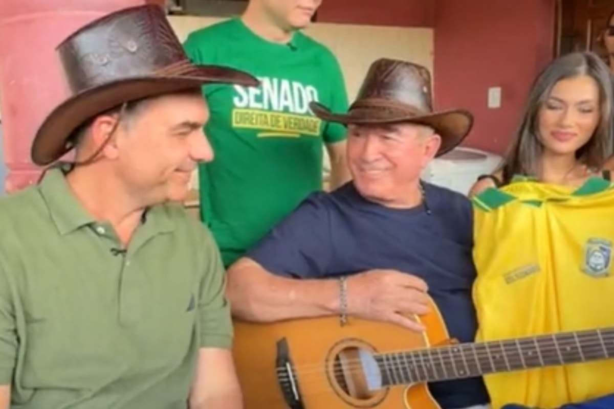 De chápeu sertanejo, Flávio visita rancho de Amado Batista em Goiás