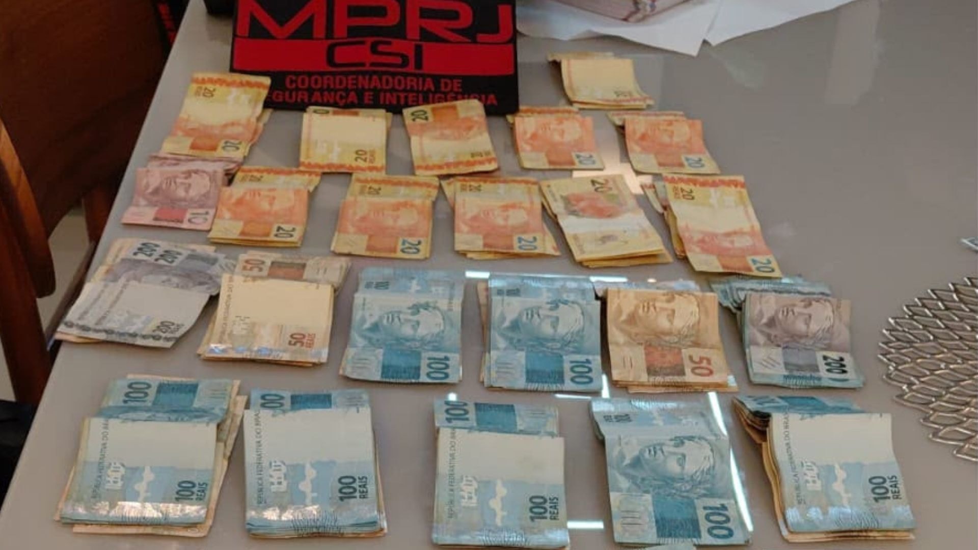 Operação mira grupo que comandava tráfico de dentro de presídios no RS