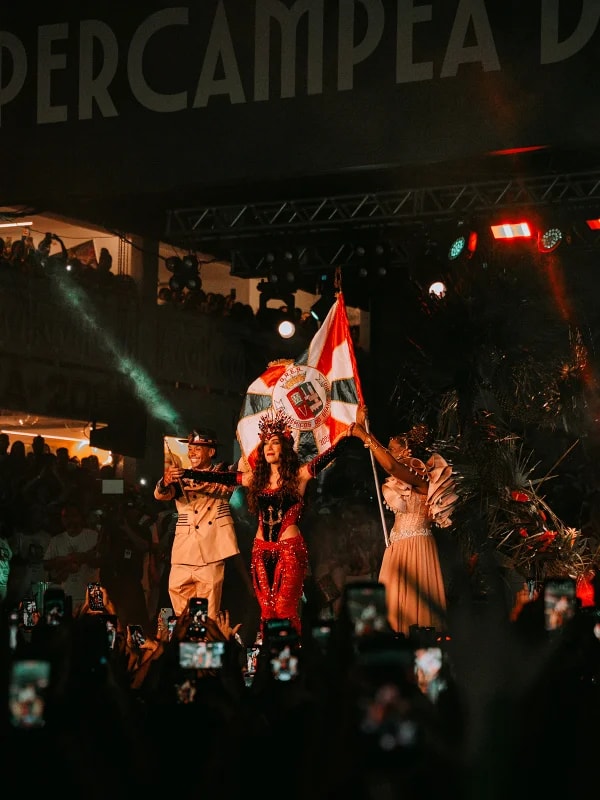 Fãs apontam química entre Anitta e Mestre Fafá após coroação na Grande Rio