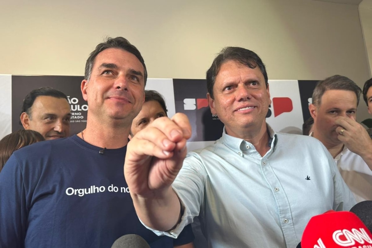 Pesquisa mostra que crise de Flávio Bolsonaro não contaminou Tarcísio