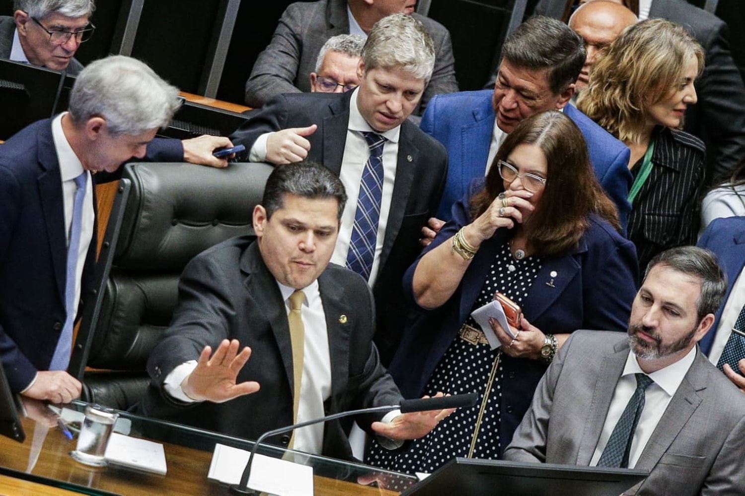 Alcolumbre amplia plano de saúde de ex-senadores para familiares