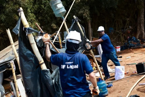 GDF remove barracas e atende pessoas em situação de rua na 611 Norte
