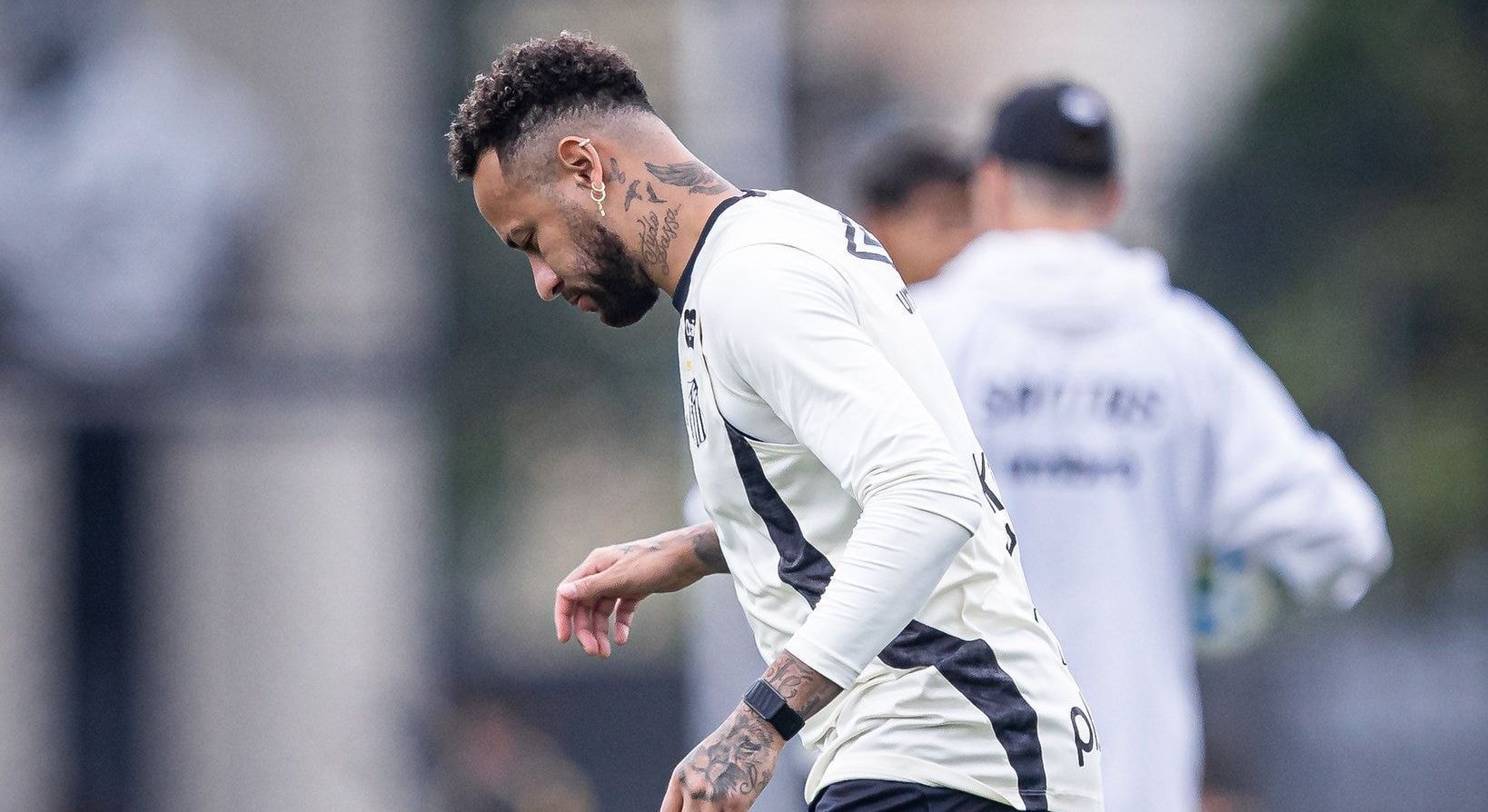 “Elenco do Santos não ajuda o Neymar”, diz Michel Bastos