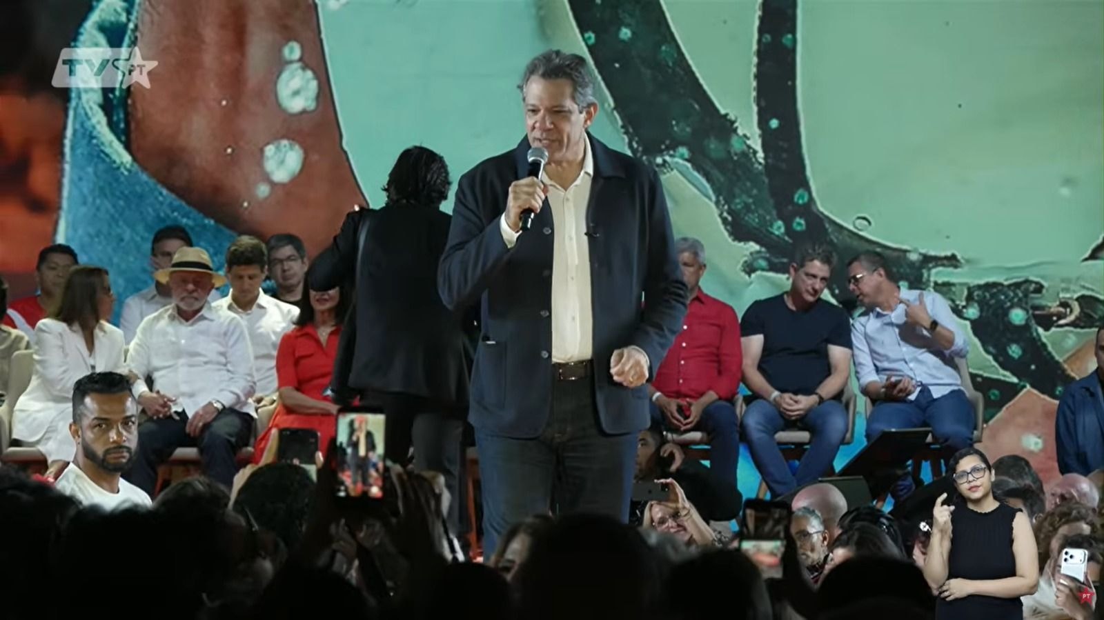 Lula diz que vai “ser multado” por pedidos de voto em convenção na BA