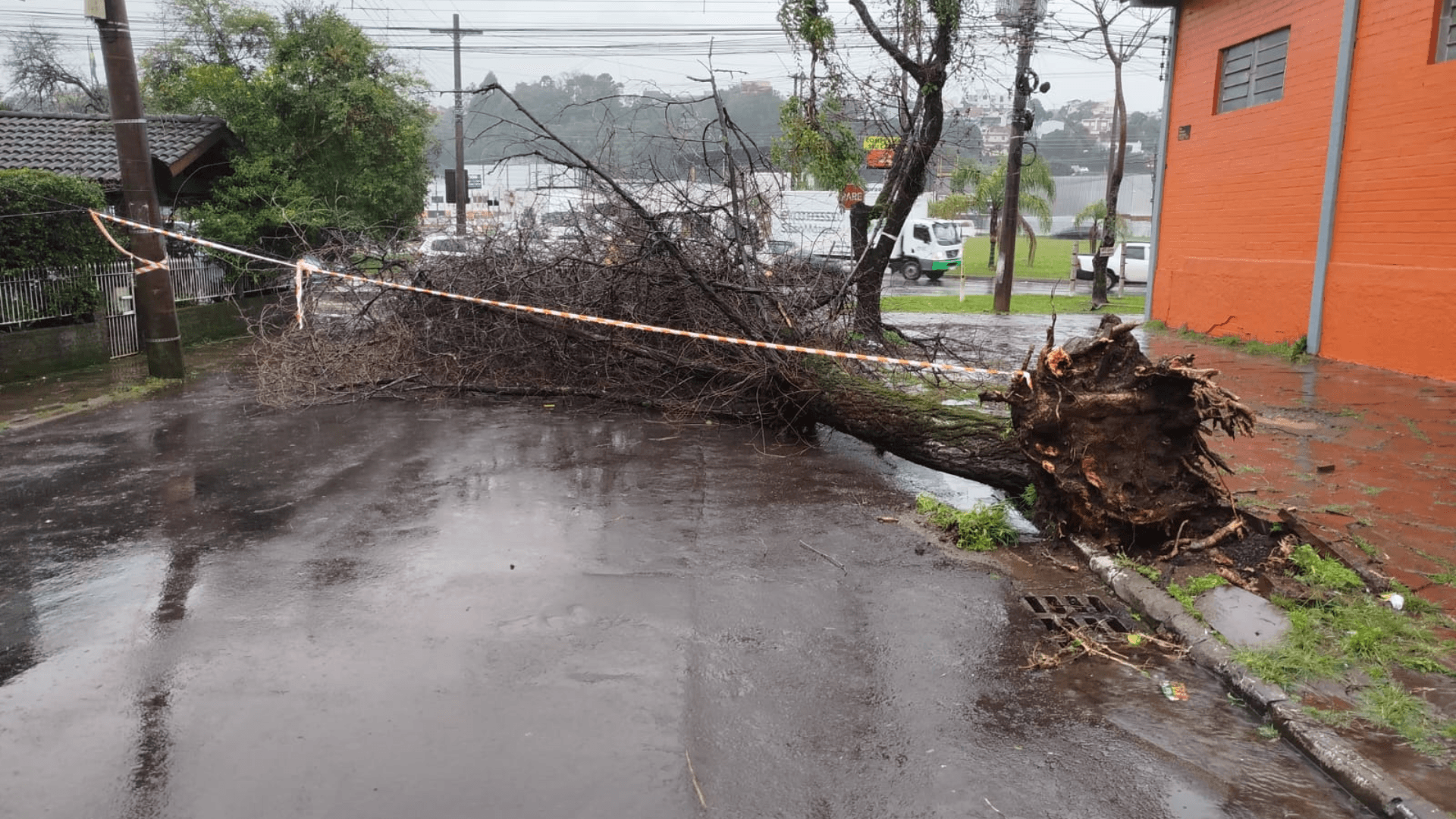 Cidades do RS registram fortes chuvas de granizo; veja imagens