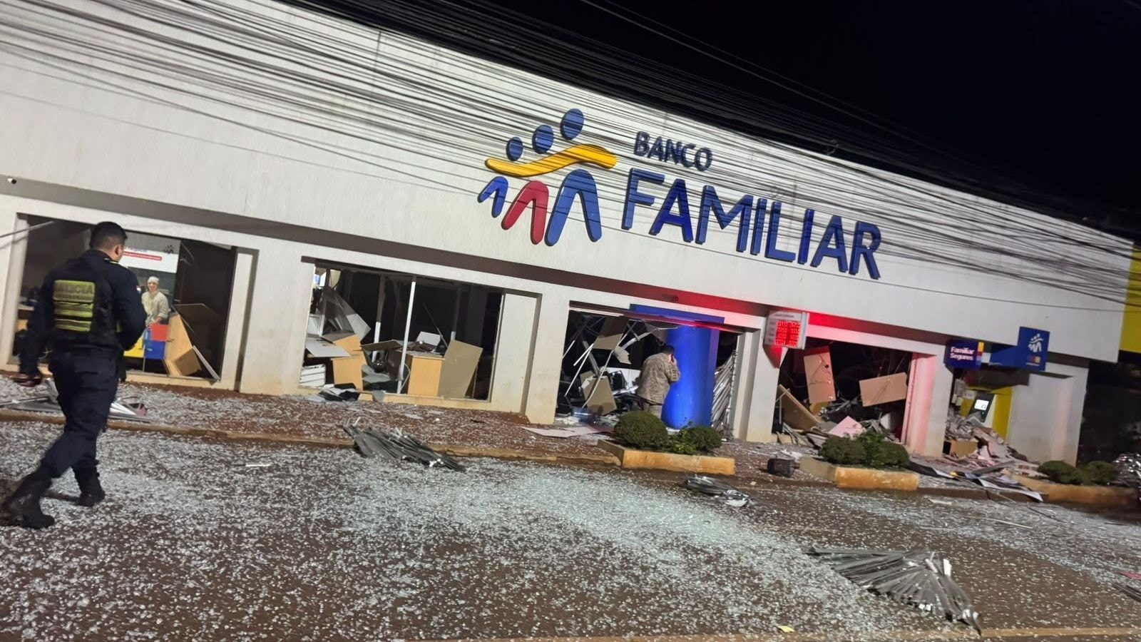 Fotos mostram destruição após mega-assalto a bancos no Paraguai