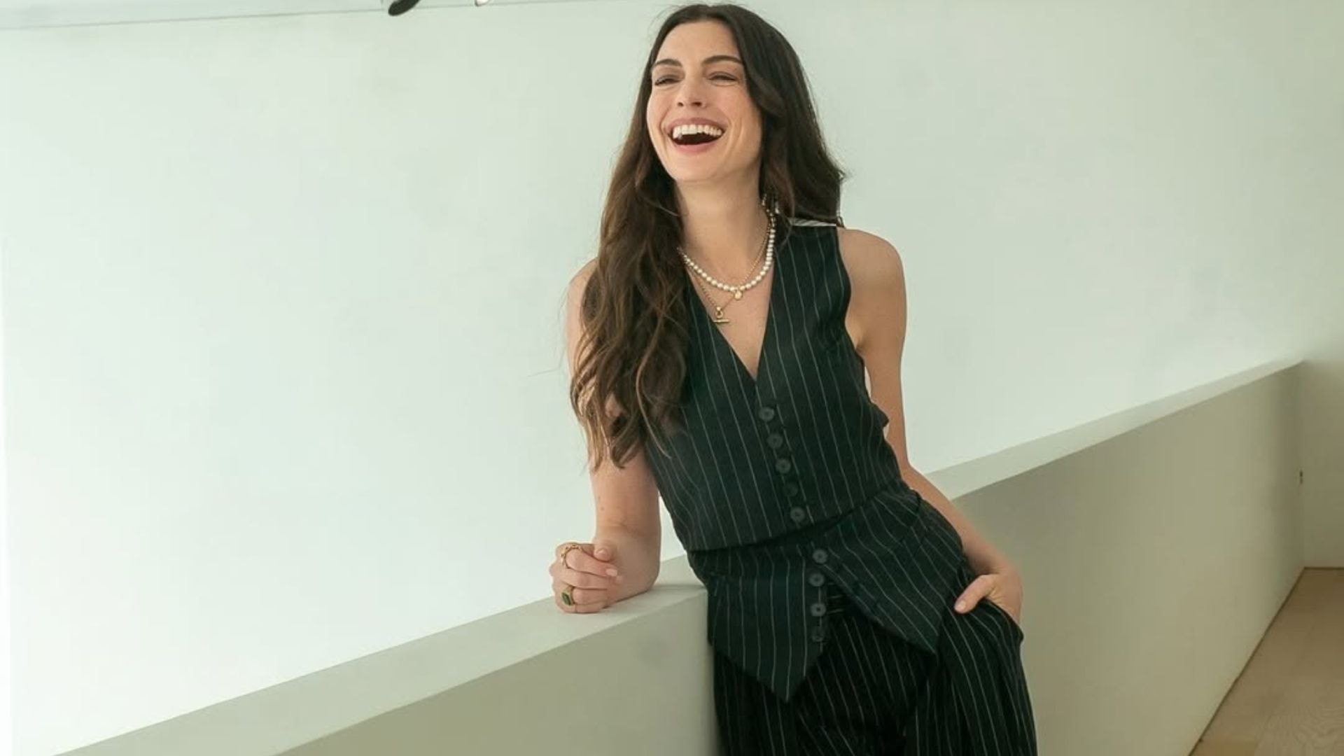 Anne Hathaway escondeu gravidez em premières de “O Diabo Veste Prada 2”