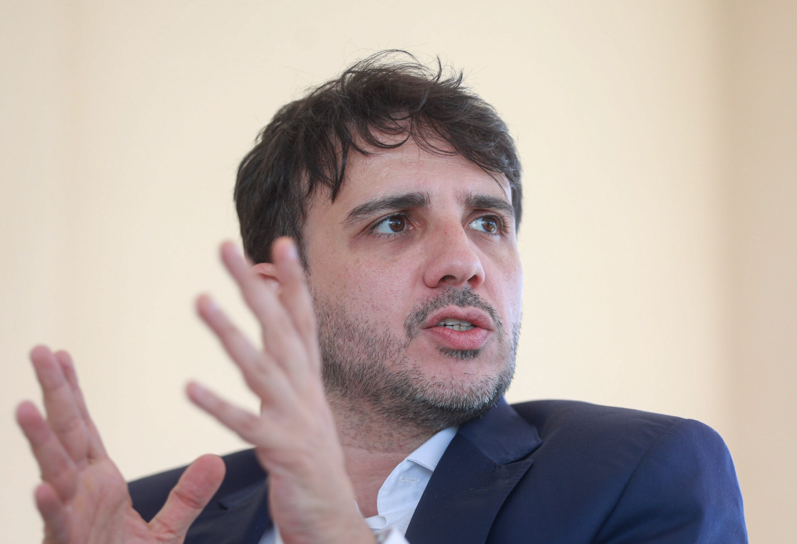 Renan promete R$ 1,5 trilhão para “desfavelização” em até 15 anos