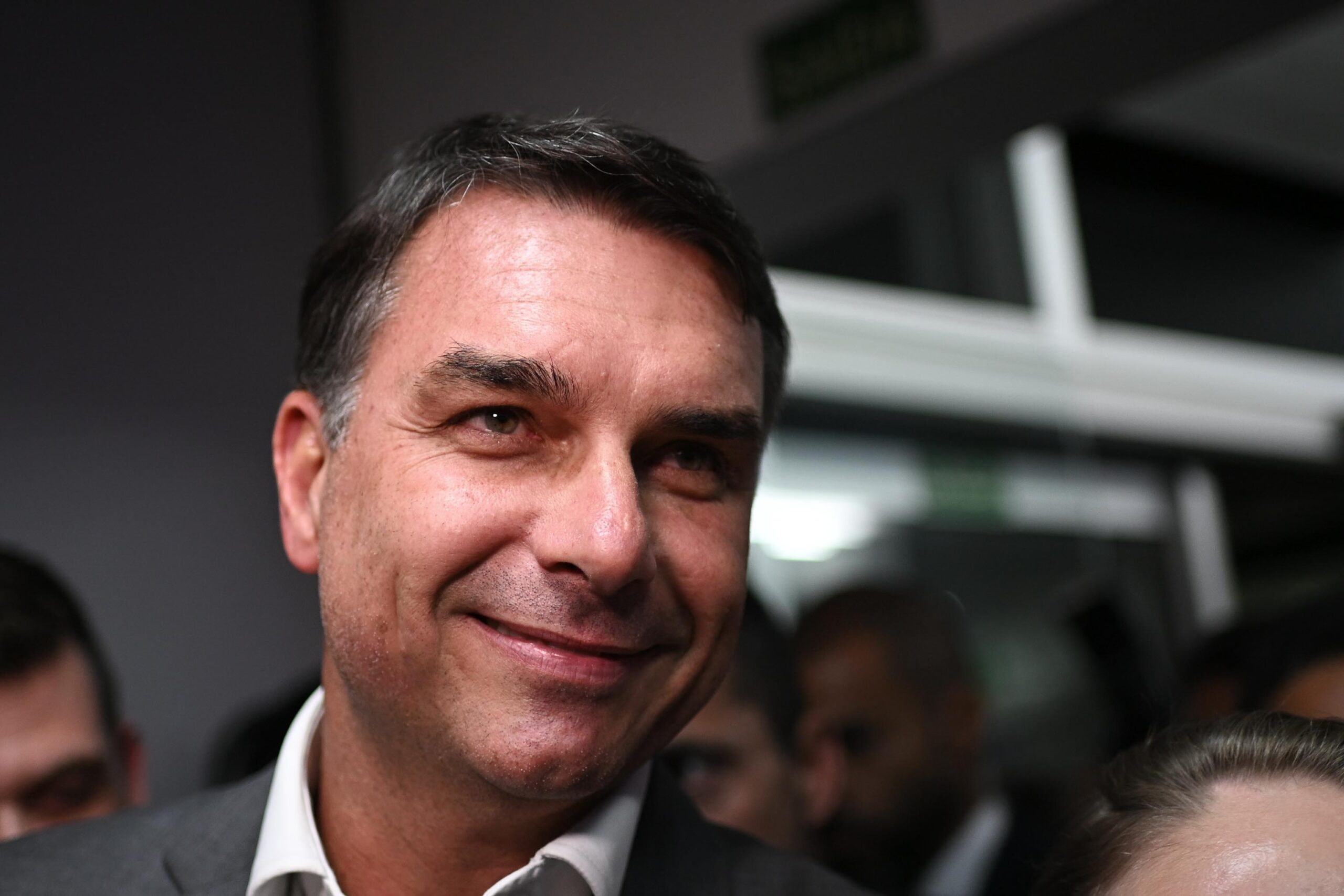 Flávio paga R$ 3,6 milhões à Meta para impulsionar postagens na reta final