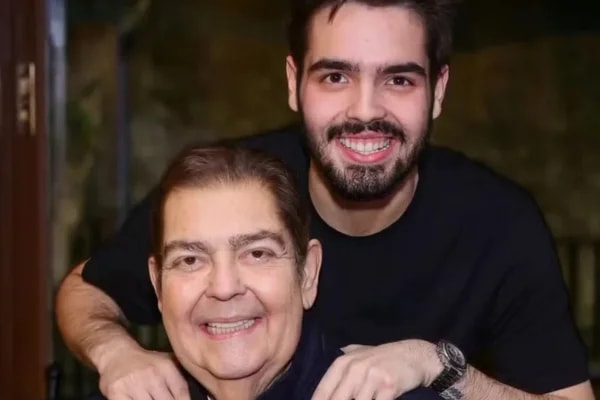 Faustão faz rara aparição na TV e homenageia João Silva