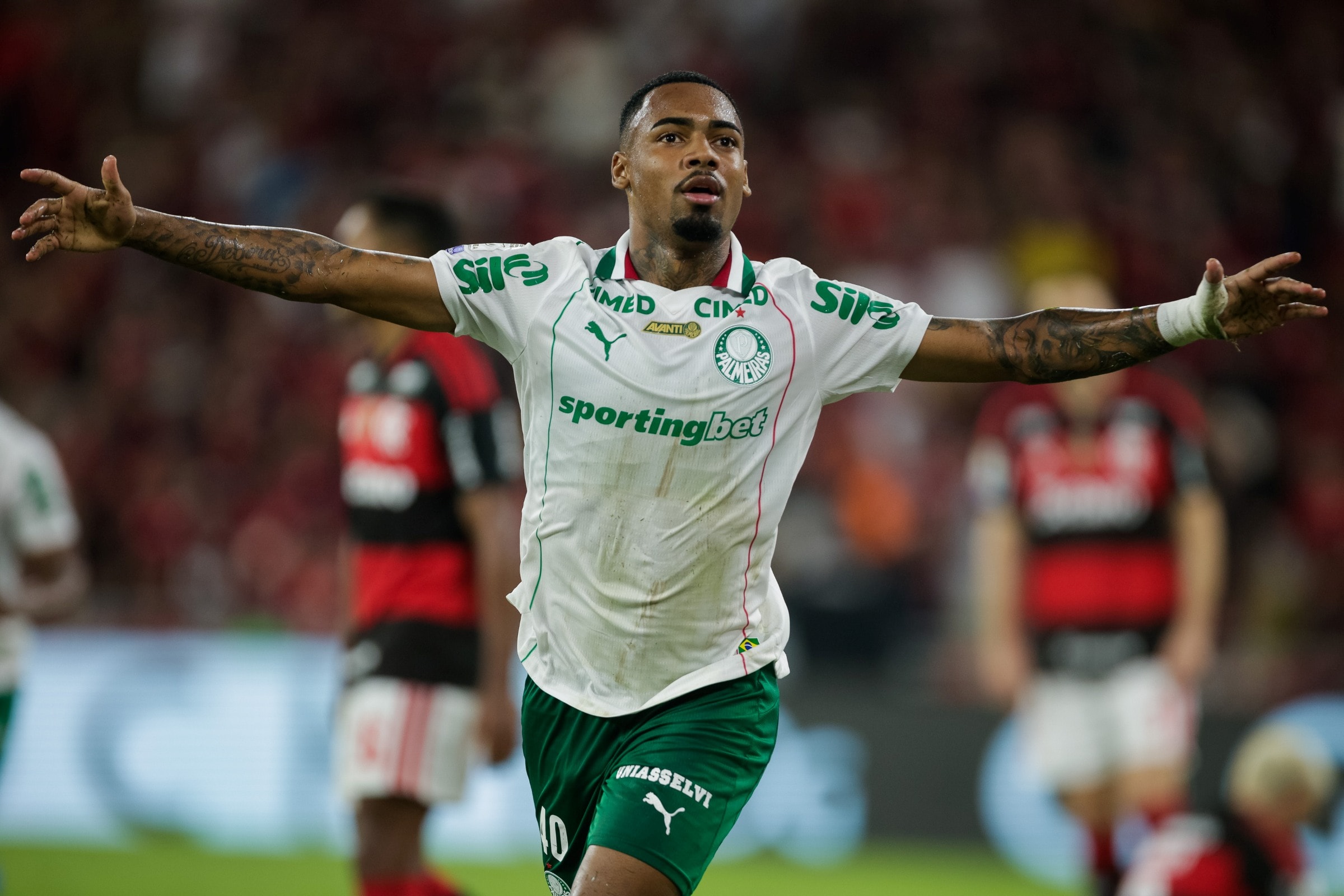 Manchester City inicia negociação com Palmeiras após acerto com Allan