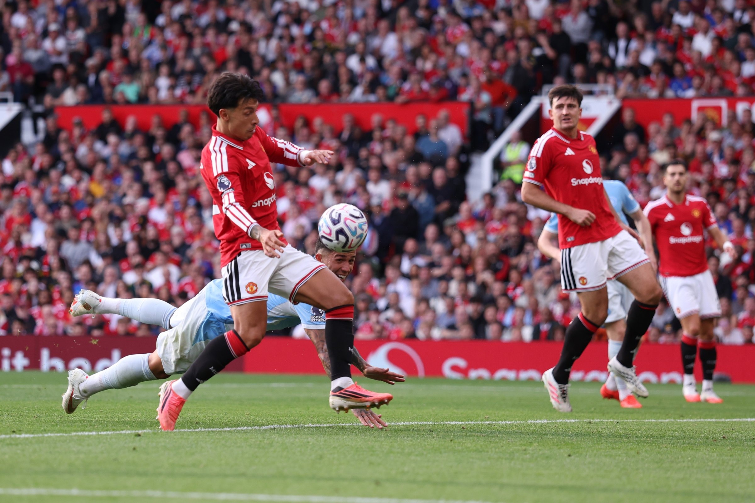 Arbitragem inglesa admite erro em gol de Haaland contra o Manchester United