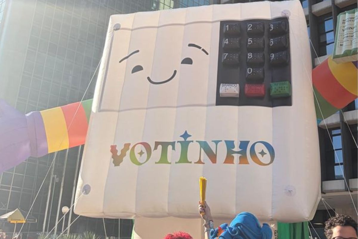 Republicanos perde ação contra boneco de urna eletrônica e Parada LGBT