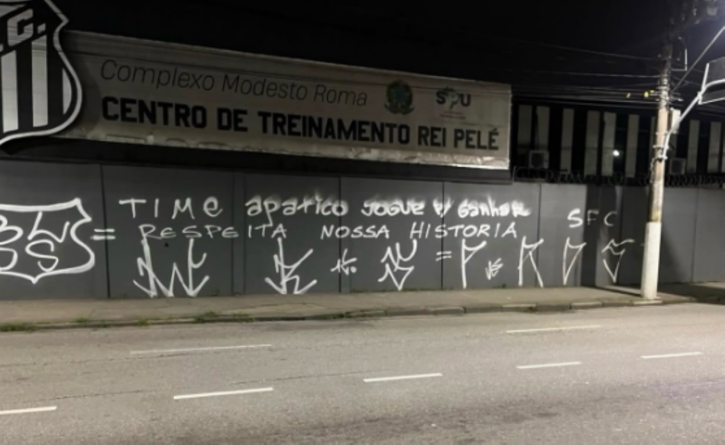 CT do Santos é pichado após derrota para o Palmeiras na Copa do Brasil