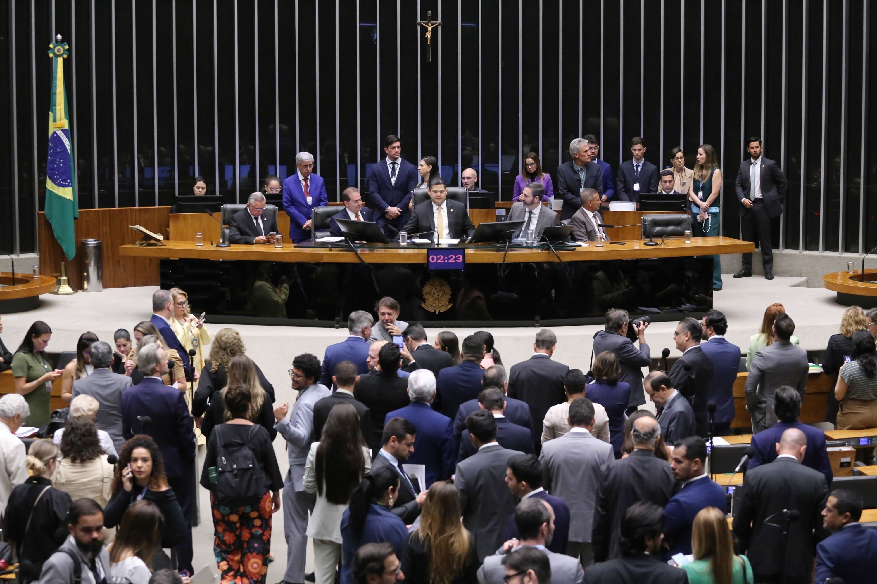 Lula tenta “virar pauta” com Bolsa Família e canetas emagrecedoras