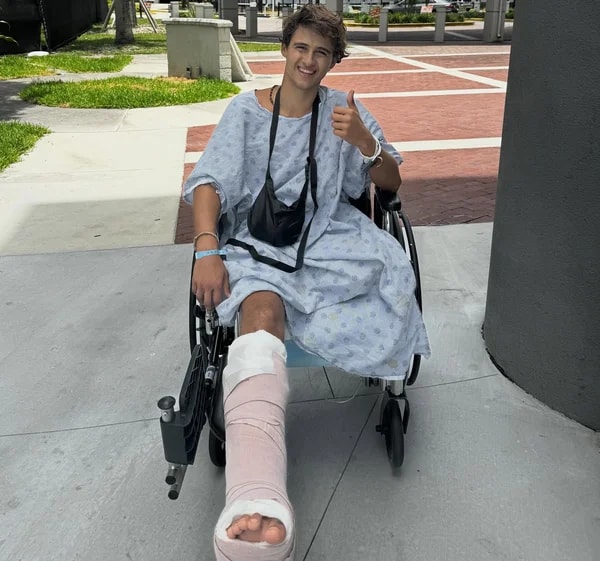 Ex-Survivor pede indenização milionária após perder a perna durante prova