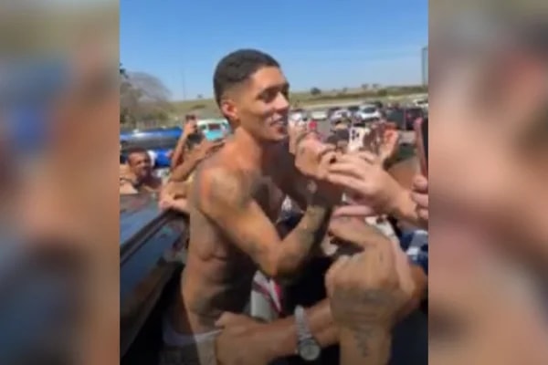 Buzeira ajoelha em frente a presídio após soltura e celebra: "Voltei"