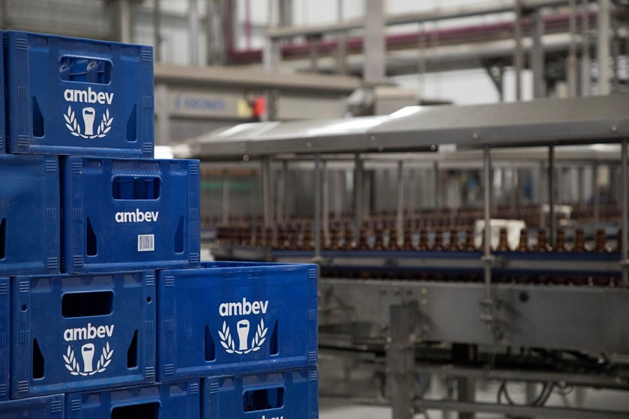 Ambev entra pela primeira vez no top 10 das ações mais negociadas de 2026
