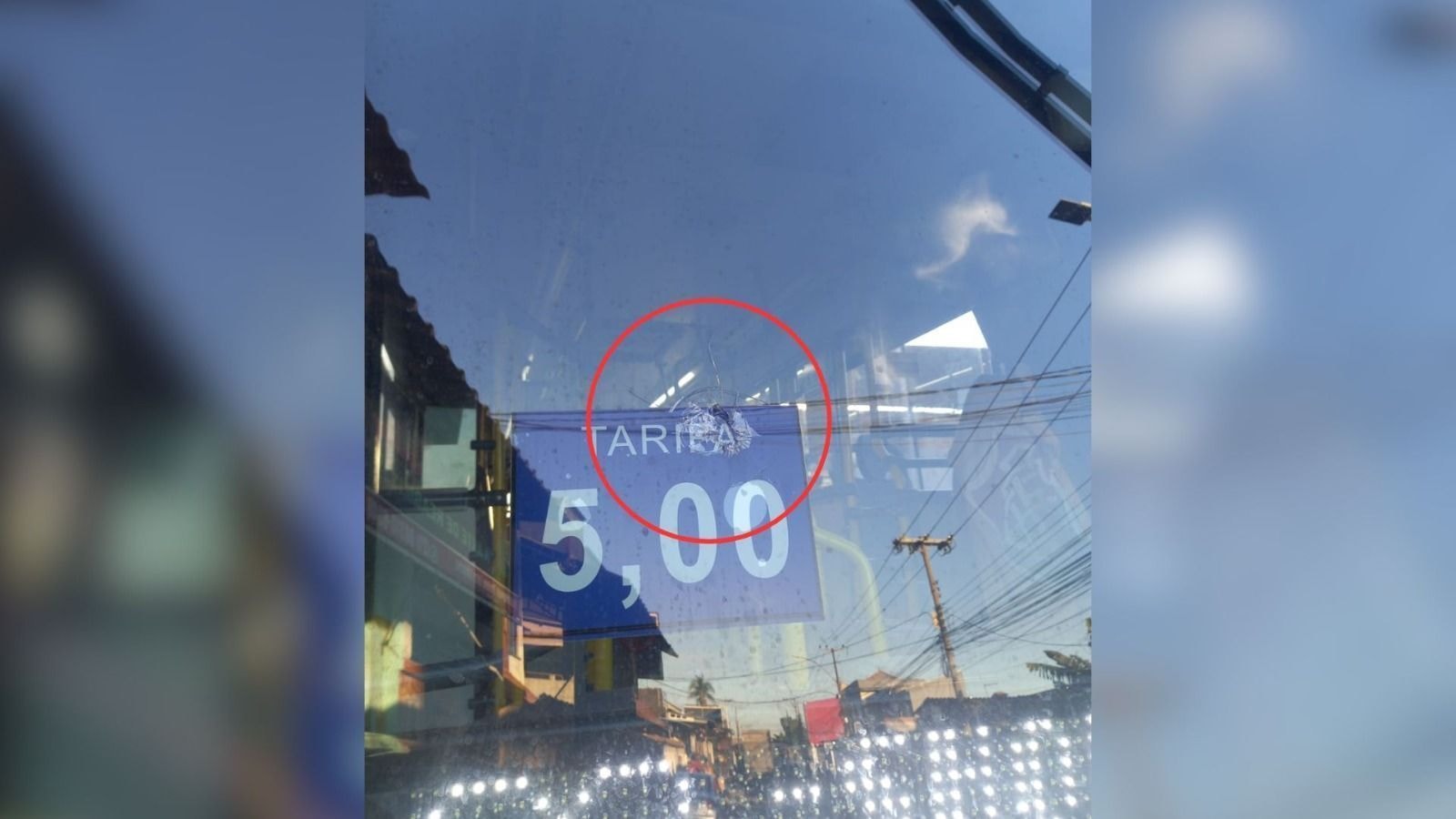 Vídeo: ônibus é incendiado e atravessado na zona Norte do Rio