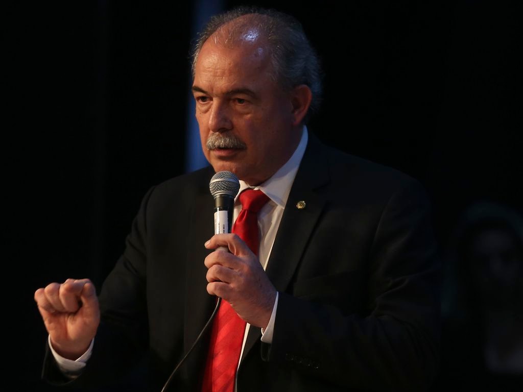 Mercadante rebate Flávio: BNDES com Lula aprova mais 78,6% de crédito para SP