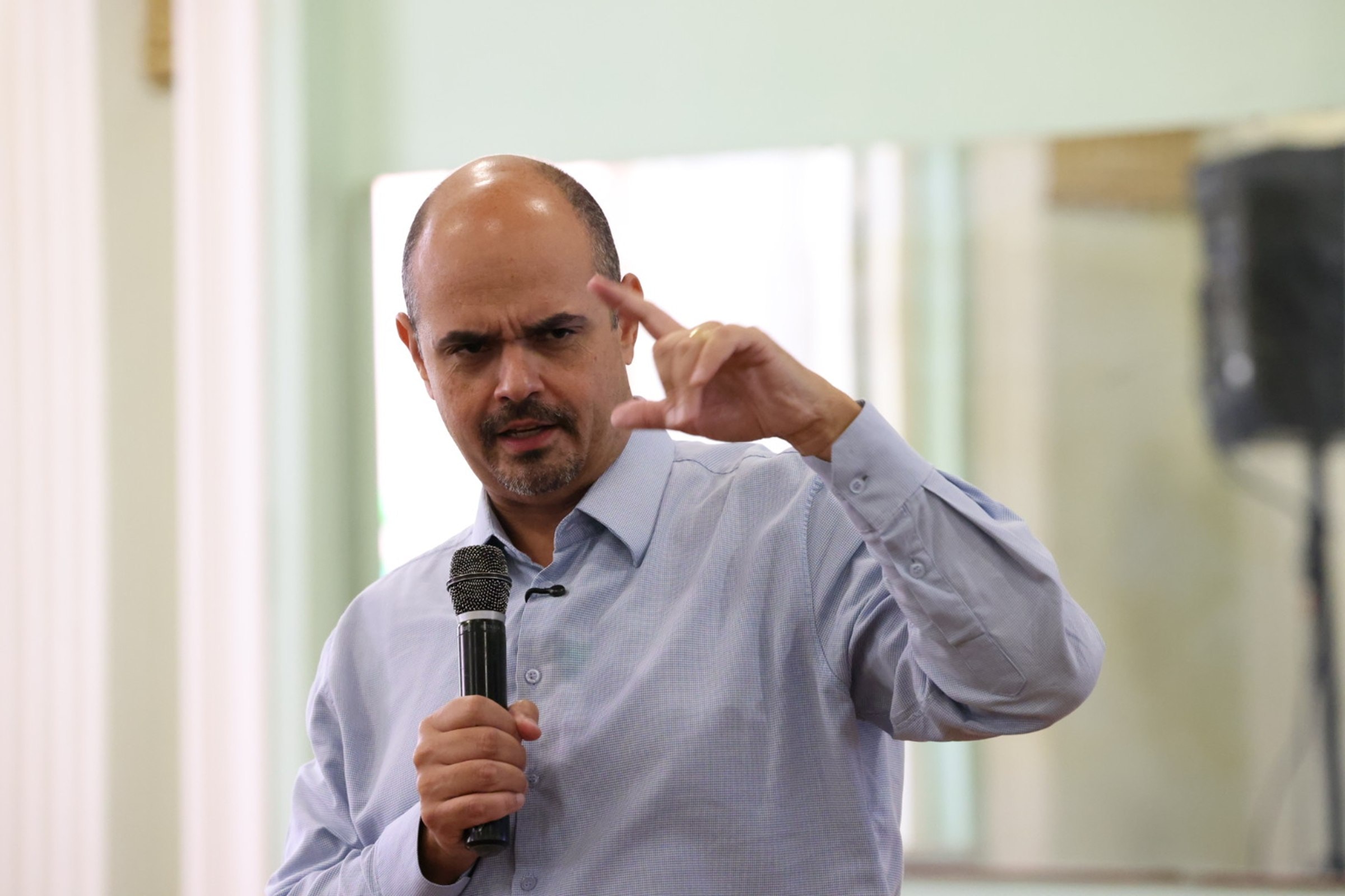 Simões tem 41% de aprovação, mas só 4% das intenções de voto em MG