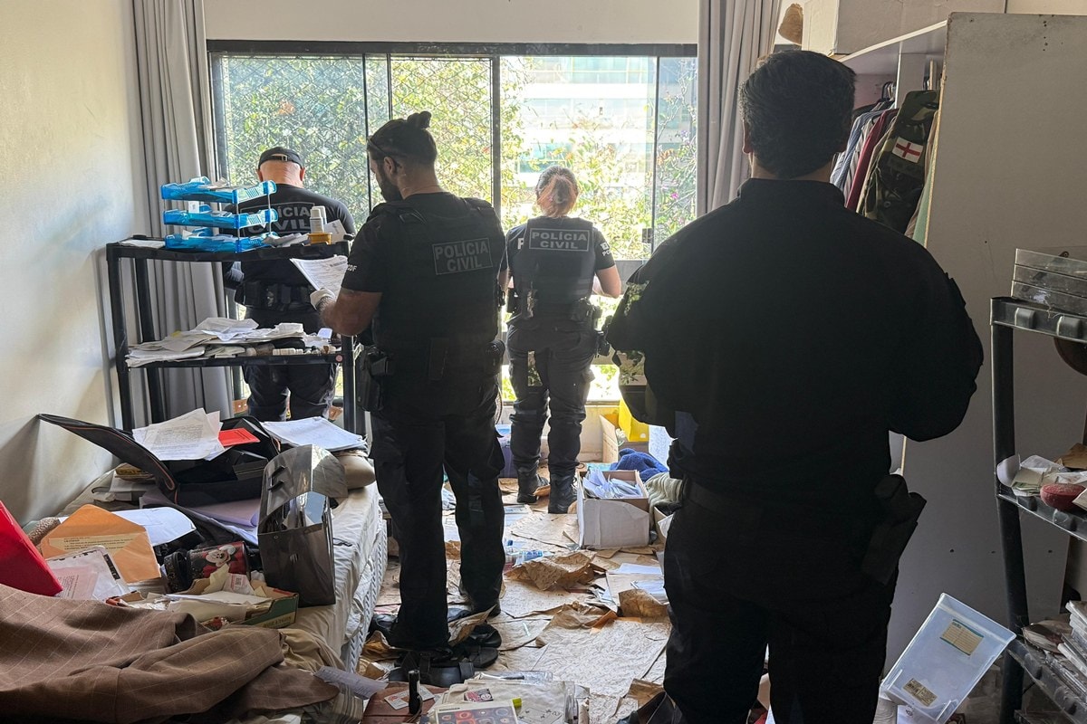 Em meio a sujeira, PCDF acha Rolex em casa de contador preso com R$ 1 milhão. Veja vídeo