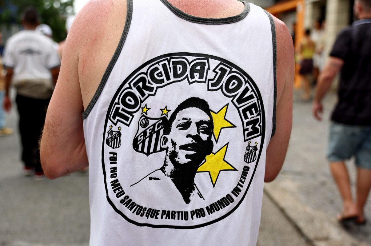 Torcida organizada do Santos cobra Neymar e elenco no CT Rei Pelé