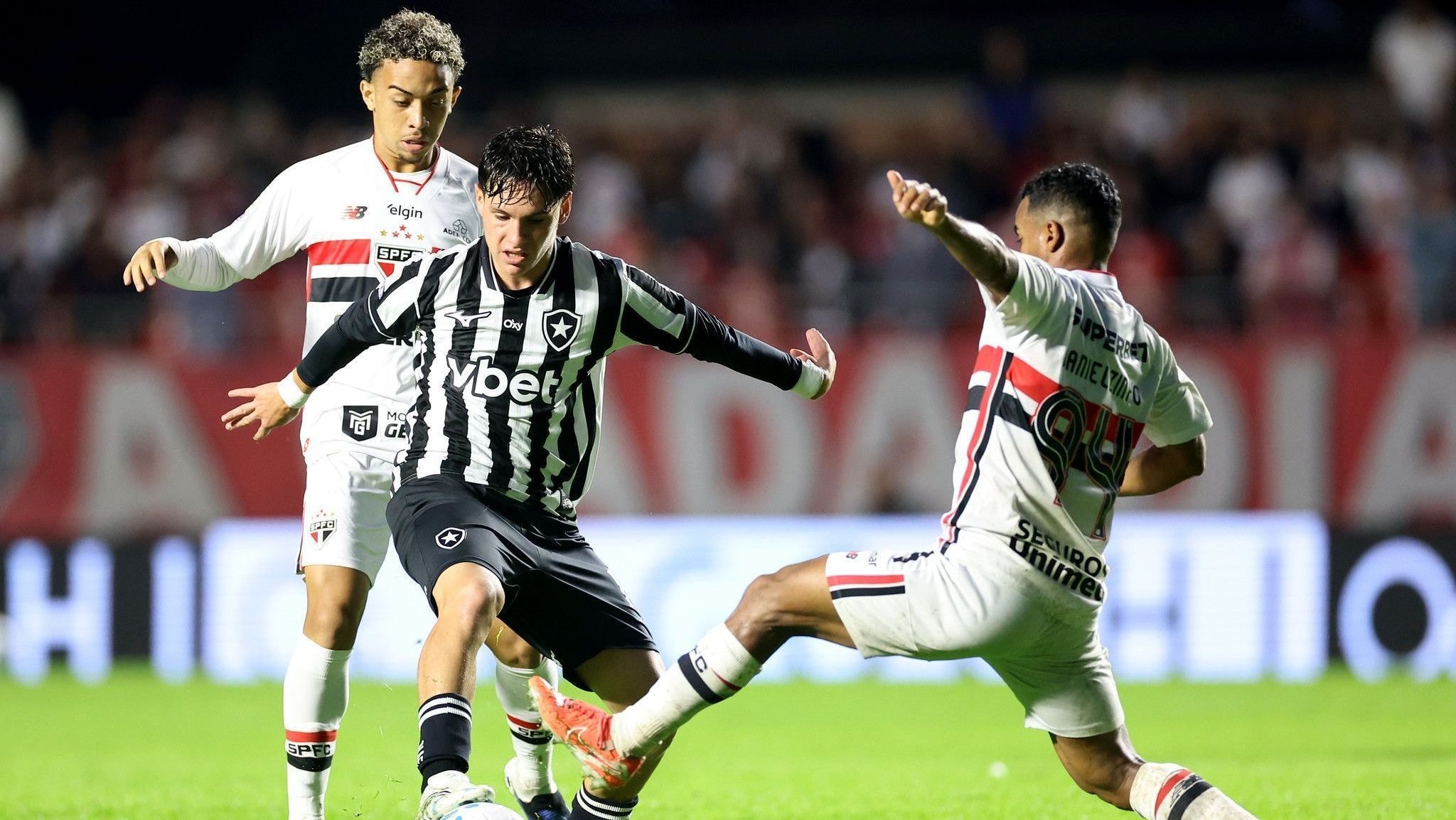 Em jogo movimentado, Grêmio vence e empurra Santos para o Z4 do Brasileirão