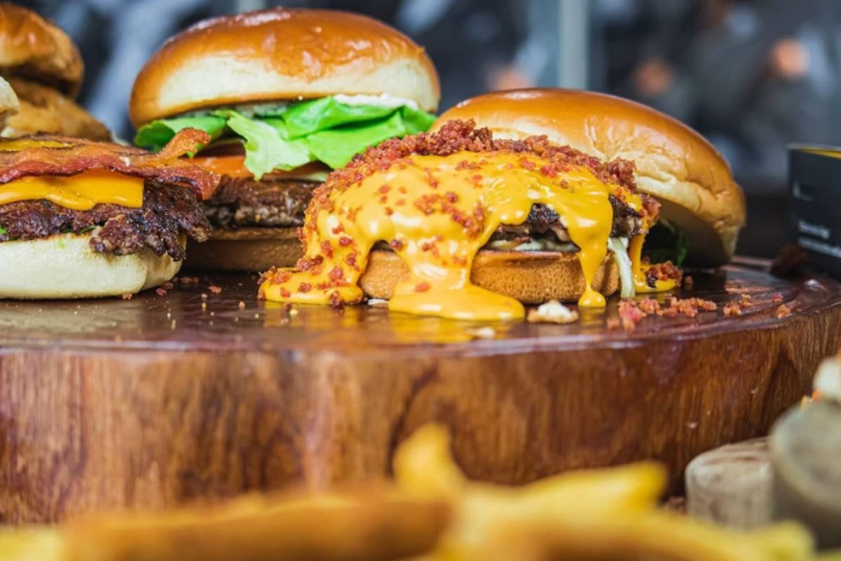 Justiça condena lanchonete por oferecer apenas fast food a funcionário