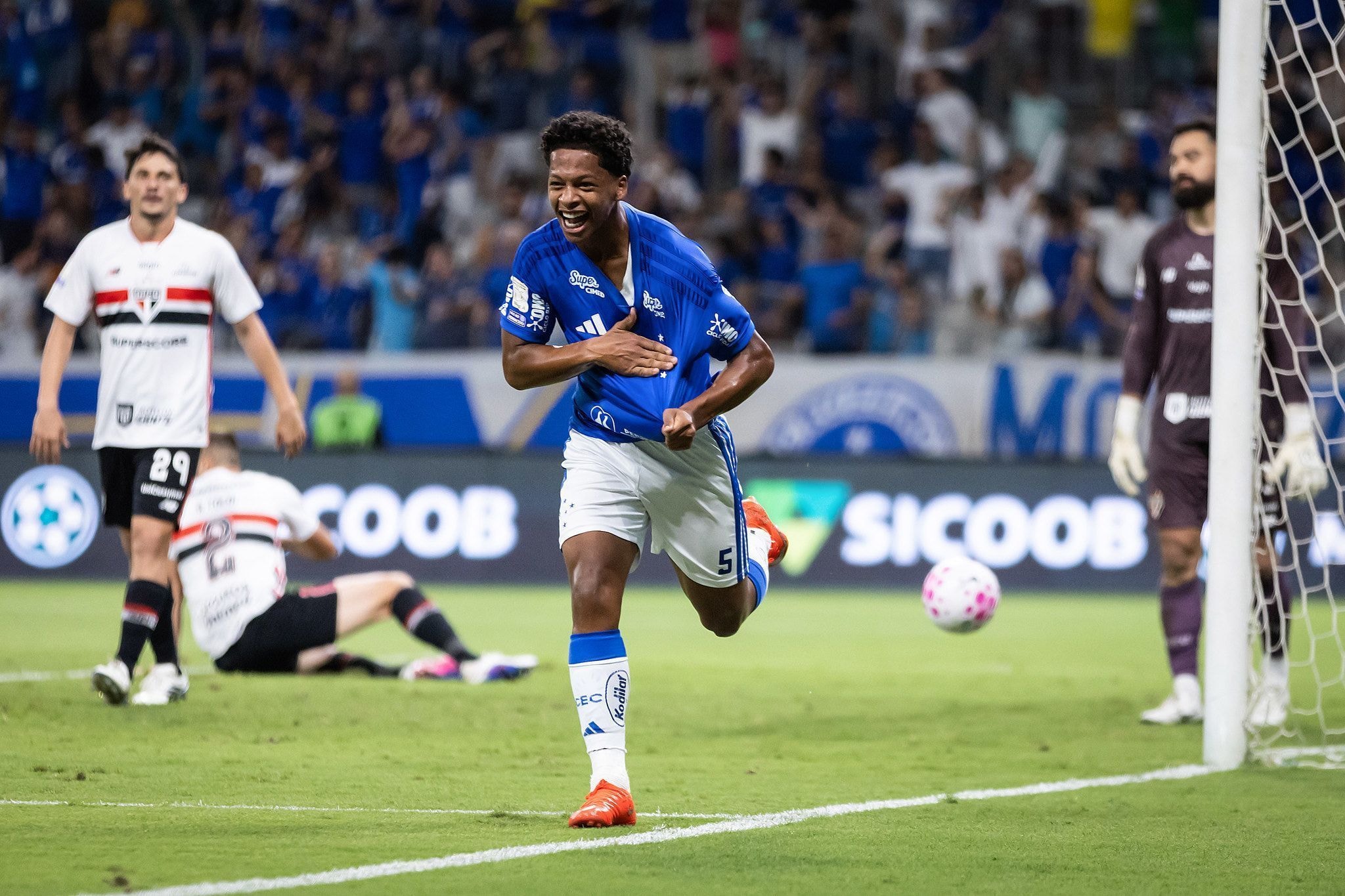 Torcida do São Paulo protesta após revés para Cruzeiro: “Time sem vergonha”