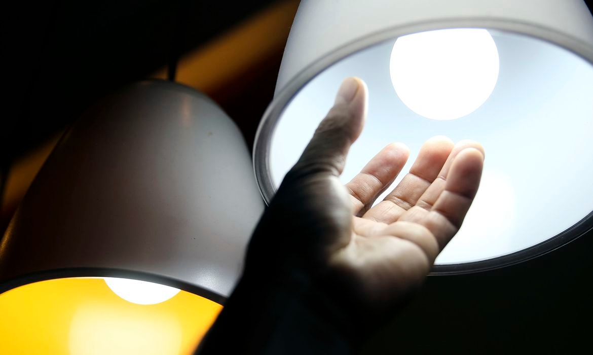 Por que energia elétrica liderou queda de preços e levou IPCA-15 a deflação de 0,40%