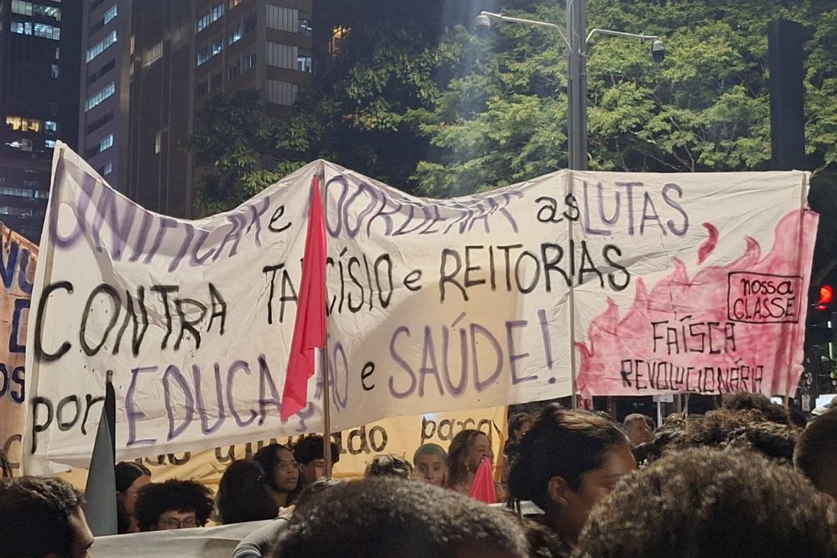 Greve na USP: protesto de estudantes na Paulista mira Tarcísio