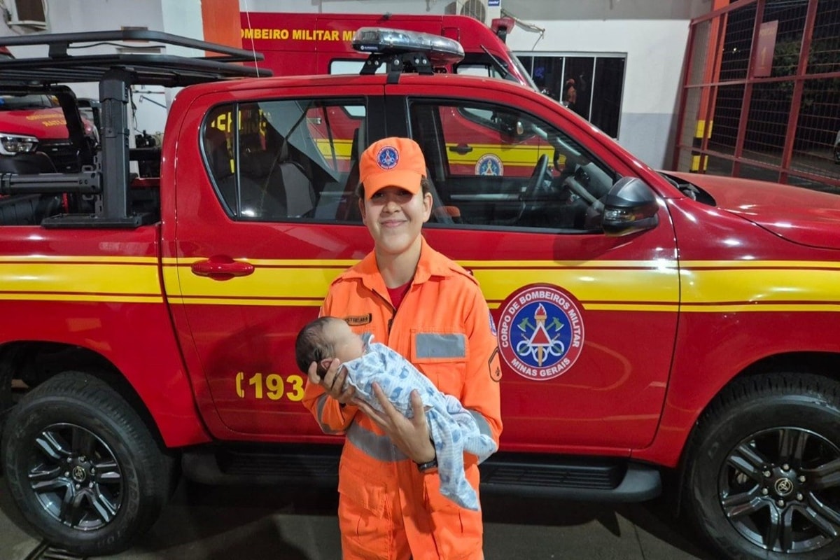 Bombeira salva bebê de 11 dias que chegou engasgado em quartel de MG. Veja vídeo