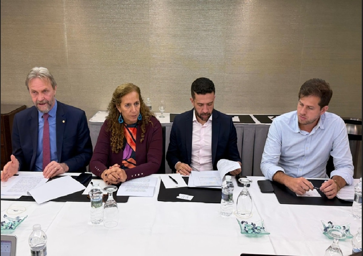 Deputados governistas pedem aos EUA investigação sobre Master e Flávio