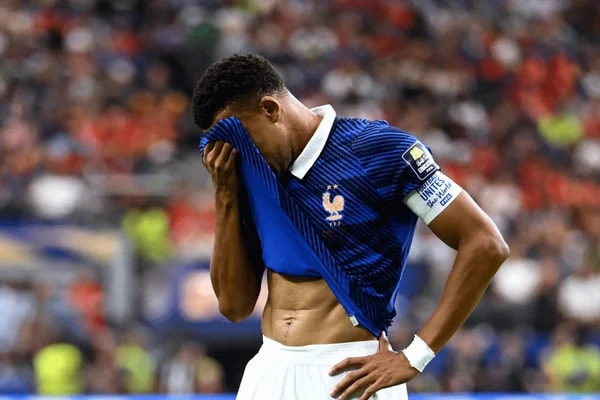 Cafu segue único com três finais de Copa seguidas após queda de Mbappé