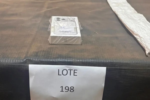 Leilão da Receita Federal em SP tem IPhone 17 Pro Max por R$ 4 mil