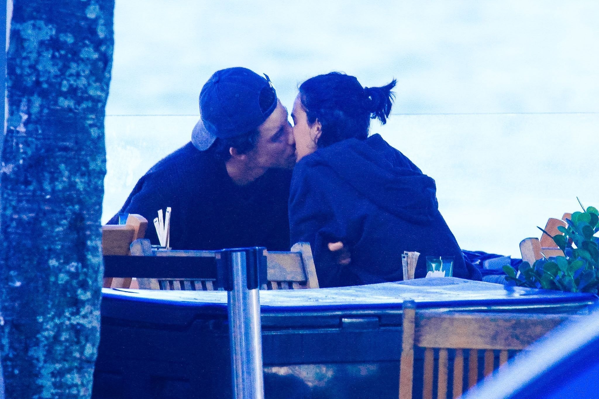 Bruna Marquezine e Shawn Mendes leem livro juntos durante passeio no Rio