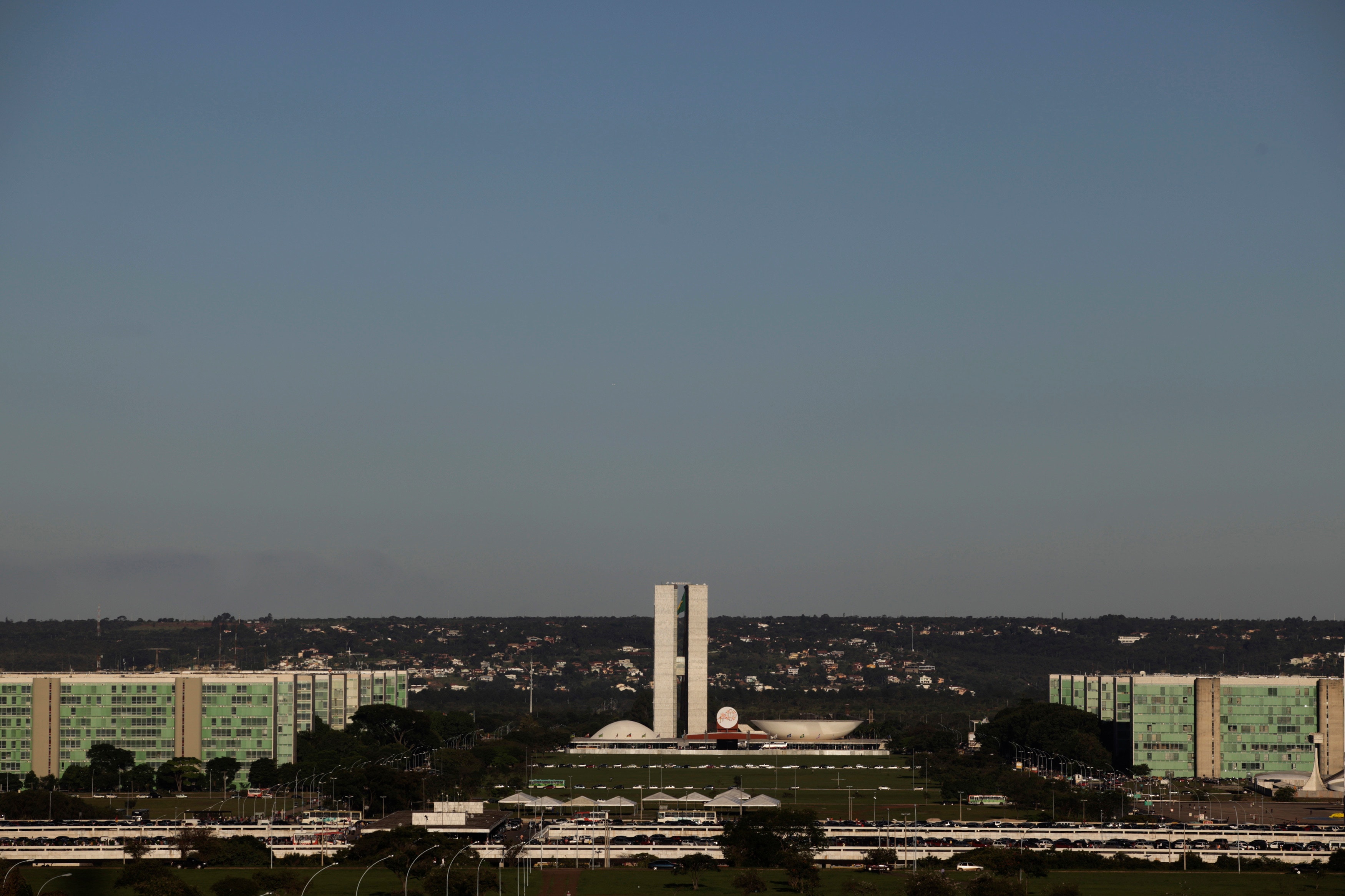 Jornada de 40 horas pode elevar custos de empresas em quase 7%, aponta estudo