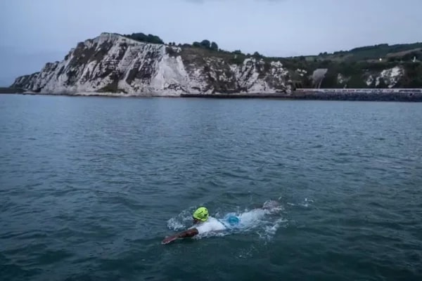 Ana Marcela Cunha bate recorde após travessia do Canal da Mancha