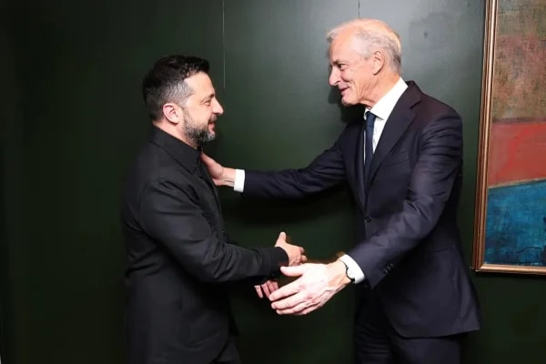 Avião de Zelensky quase é atingido por drone a caminho da Noruega
