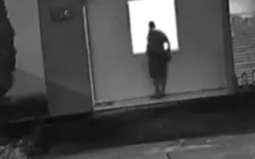 Homem que se masturbou em janela pode ser expulso de condomínio na BA