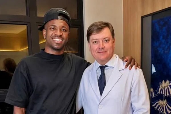 Médico exclui foto com Vini Jr. após harmonização viralizar