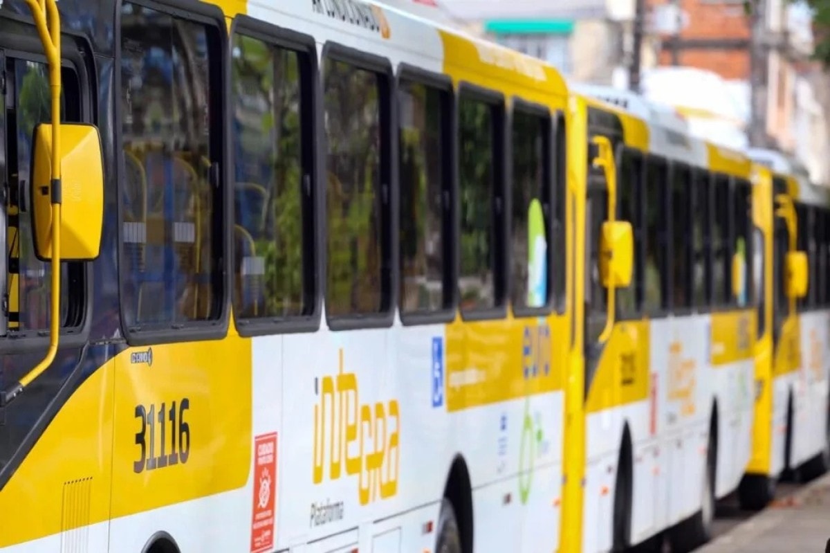 Eleitores relatam falta de ônibus para votar em Salvador, SP e Petrópolis