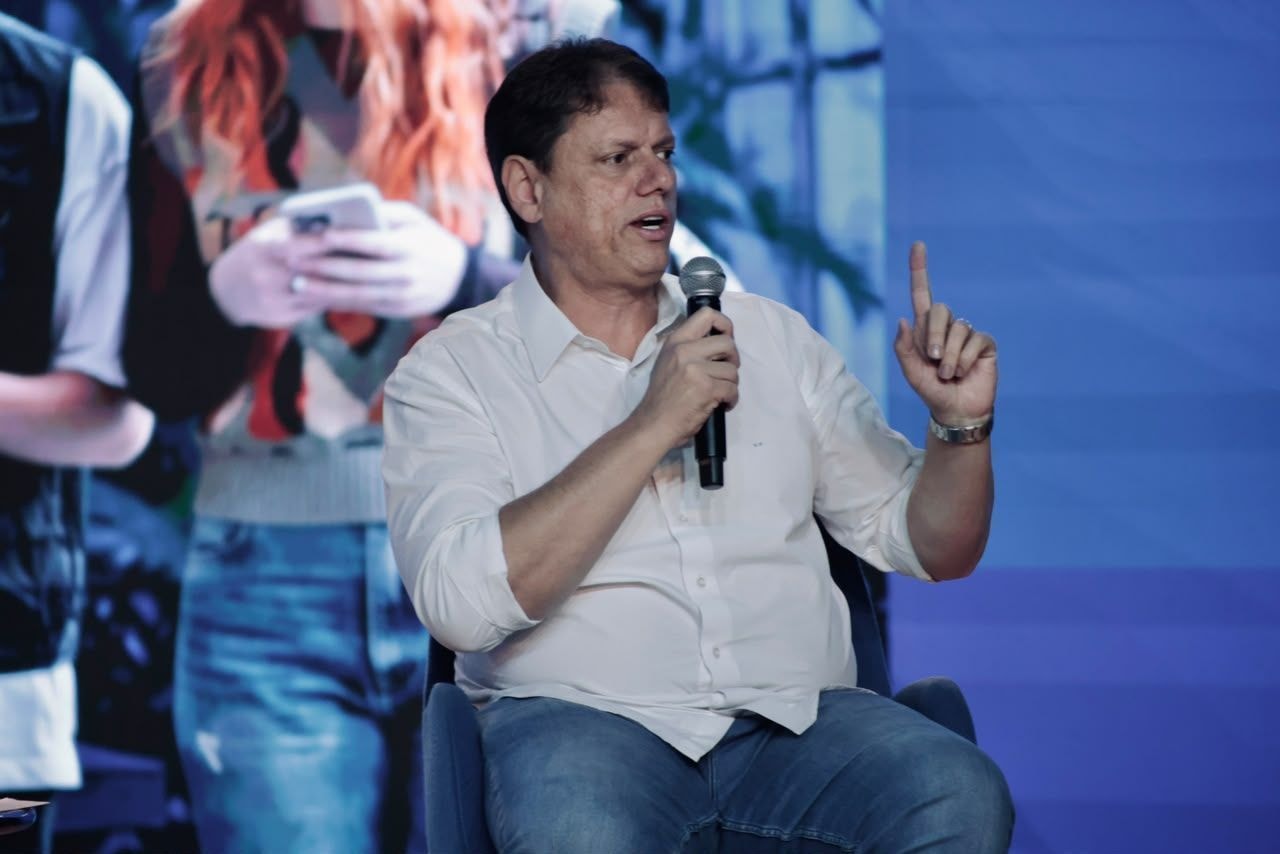 Tarcísio aposta em antipetismo para campanha de Flávio