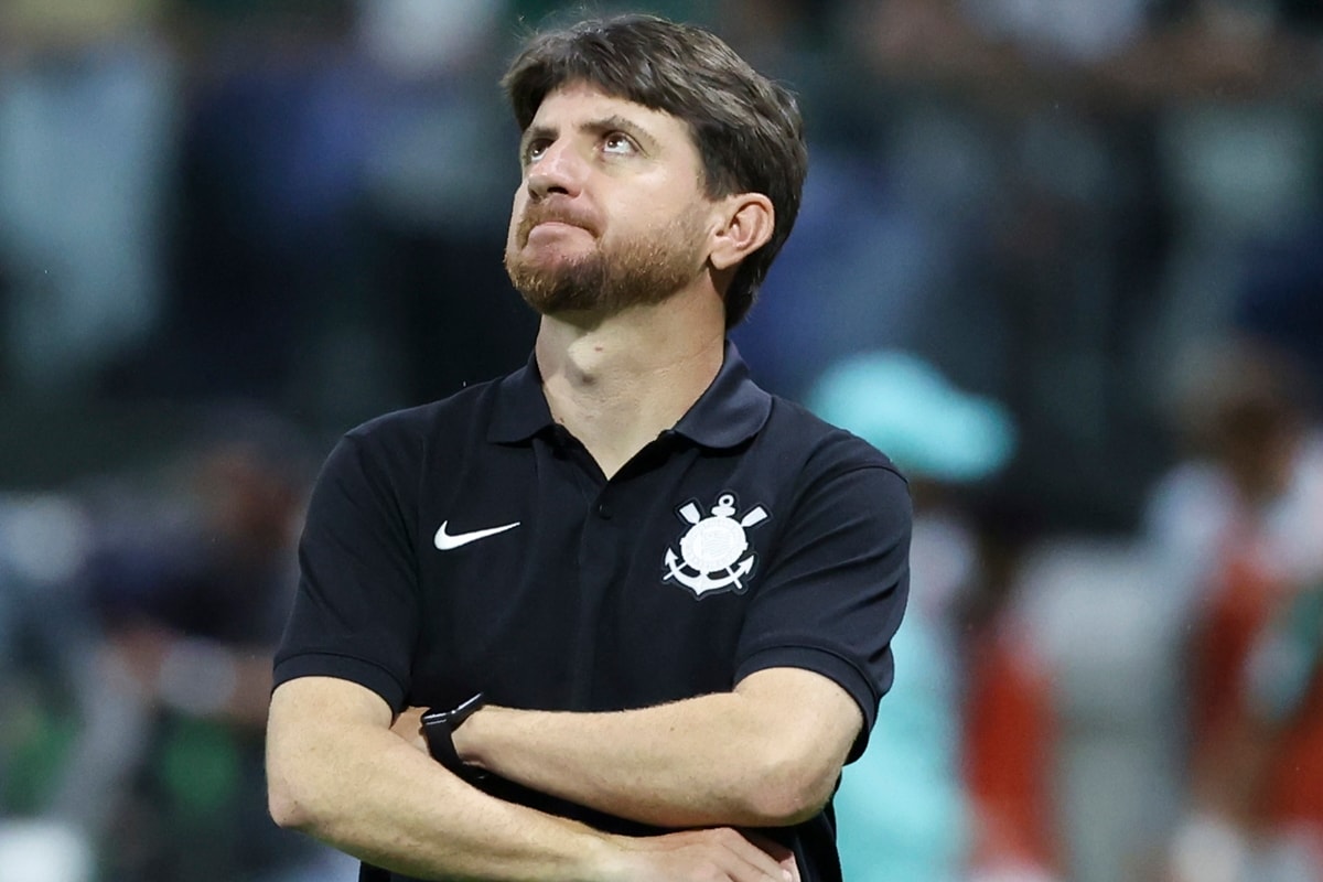 Interino do Corinthians defende Memphis e fala sobre chegada de Seedorf