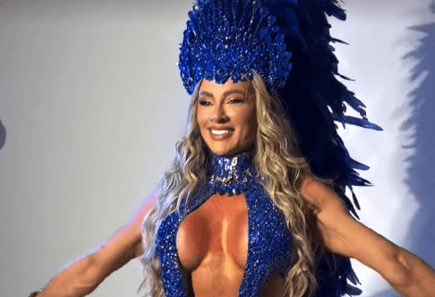 Anitta toca chocalho e samba com look transparente em ensaio da Grande Rio