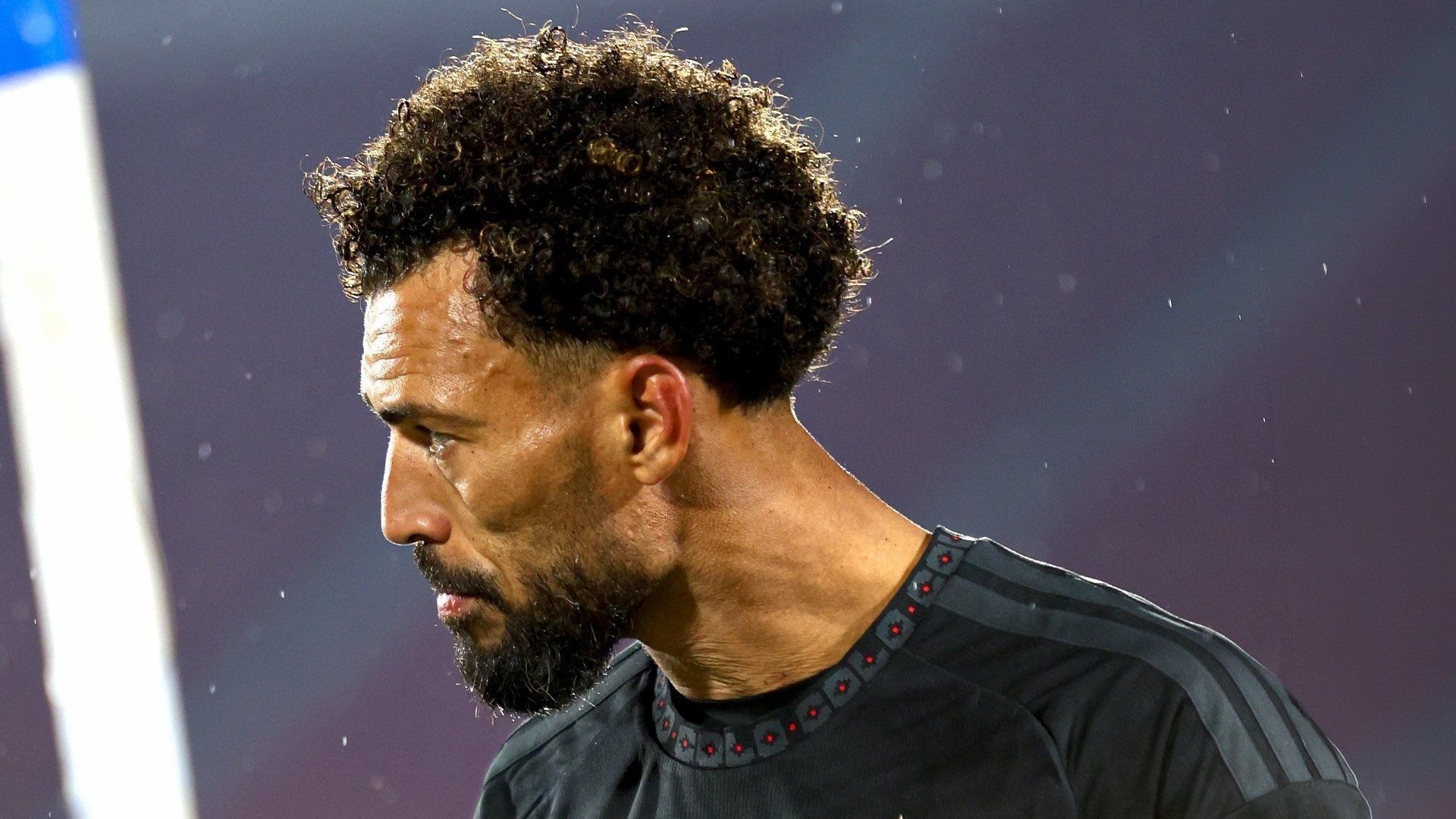 Bola de Ouro: candidato a melhor goleiro, Vozinha atende fãs mirins