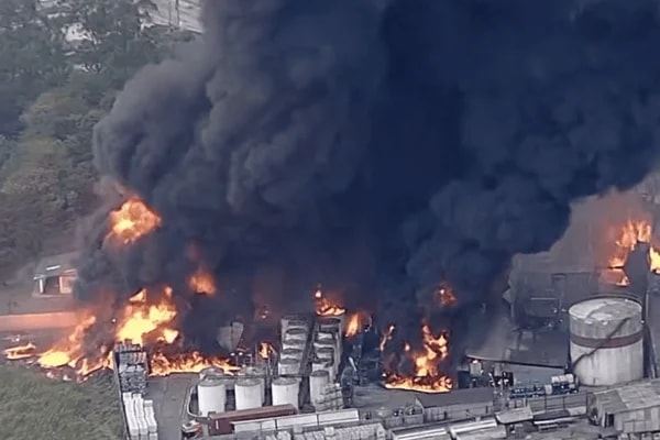 Vizinhos de fábrica incendiada em Itaquá não podem voltar para casa