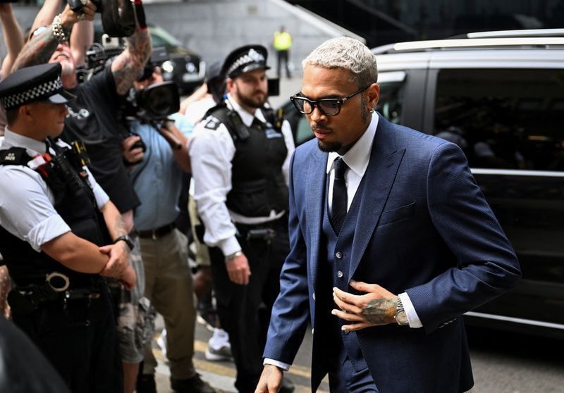 Chris Brown se declara culpado por agressão em tribunal, diz site