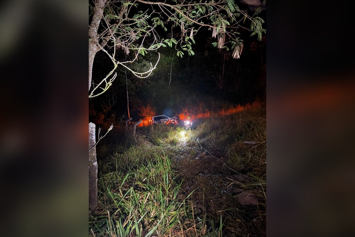 Carro capota e despenca 30 metros em ribanceira em Patos de Minas